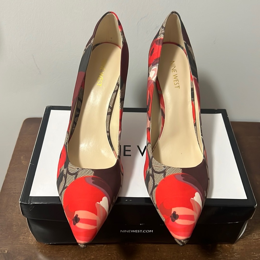 Nine West Flax MedRed Floral Pump. NWT, Size 11